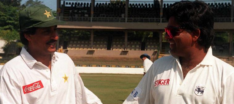 Ramiz Raja estrechando la mano del capit&aacute;n de Sri Lanka, Arjuna Ranatunga, durante un partido de prueba en Colombo.