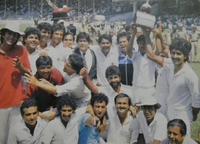 Ramiz Raja con su equipo tras ganar el test de Bangalore en 1987 contra India