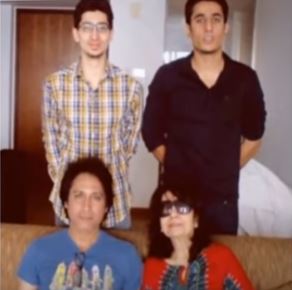 Ramiz Raja con sus dos hijos