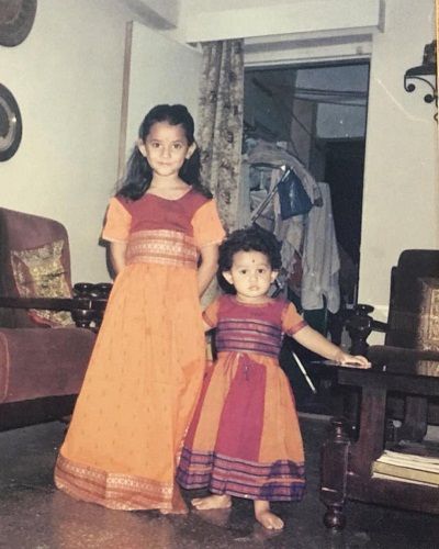 La foto de la infancia de Ria Dabi con su hermana