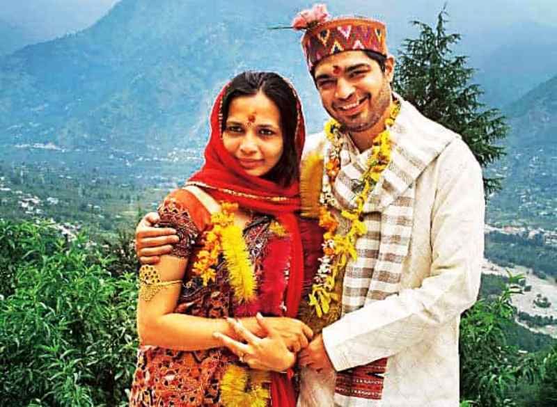 Rujuta Diwekar y Gaurav Punj despu&eacute;s de su boda impropia en Manali