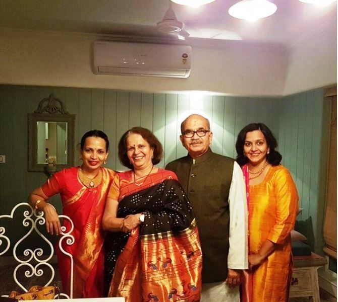 Rujuta Diwekar con sus padres y hermana