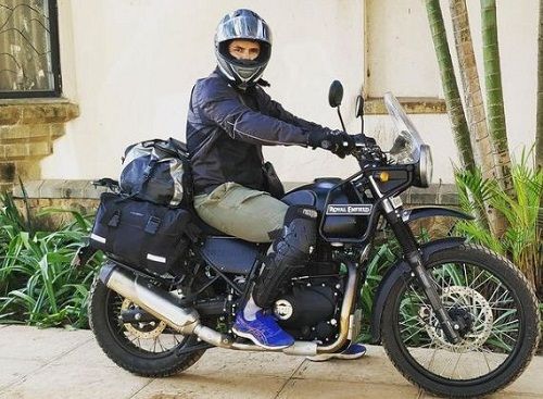 Sahil Shroff sentado en su motocicleta