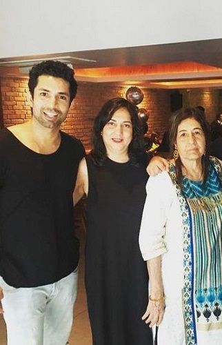 Sahil Shroff con su madre (extrema derecha)