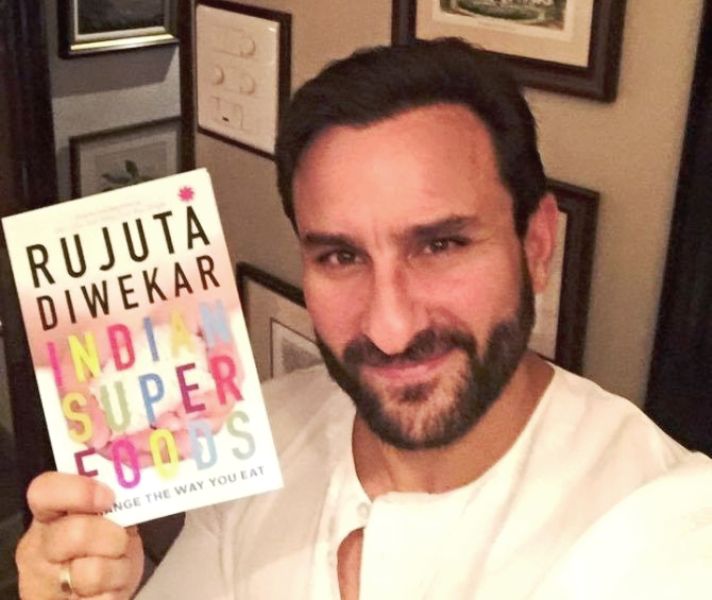 Saif Ali Khan promocionando el libro de Rujuta Diwekar