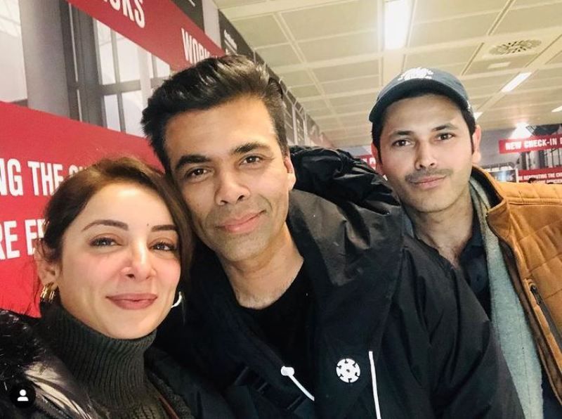 Sarwat Gilani y su esposo posan para una selfie con Karan Johar