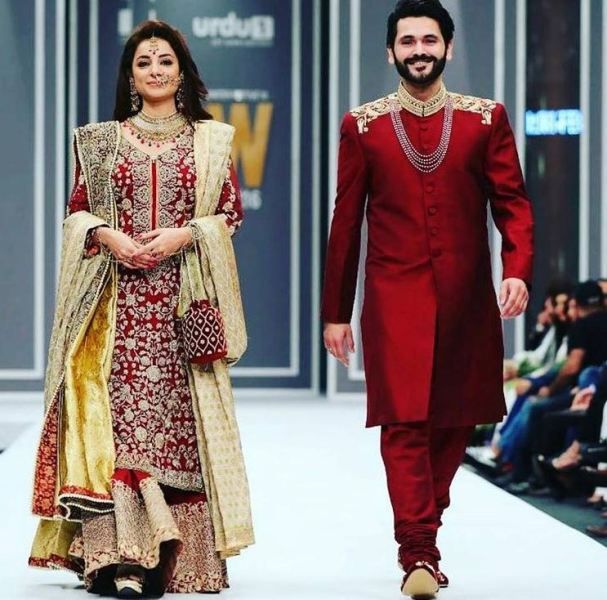 Sarwat Gilani caminando por la pasarela con su esposo Fahad Mirza para una colección de novias