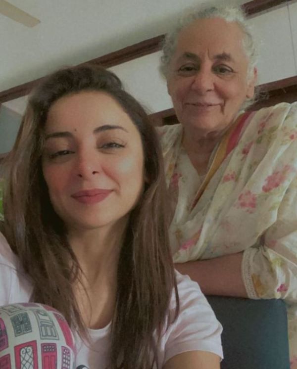 Sarwat Gilani con su madre
