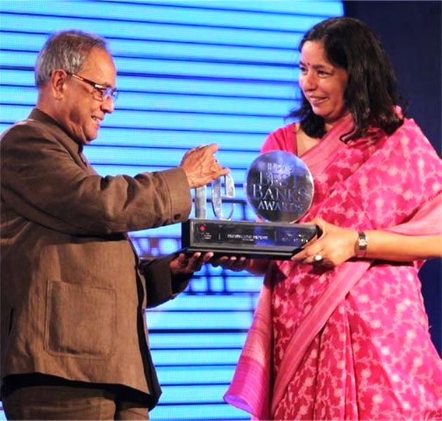 Shika Sharma recibe un premio de Pranab Mukherjee