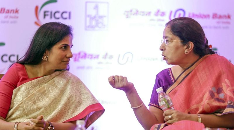 Shikha Sharma hablando con Chanda Kochhar