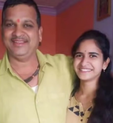 Shivleela Patil con su padre, Balasaheb Patil