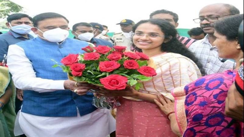 Shri Bhupendra Singh felicitando a Jagrati Awasthi