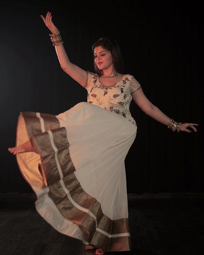 Sneha Wagh mientras baila