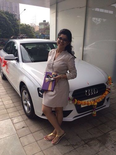 Sneha Wagh con su coche Audi