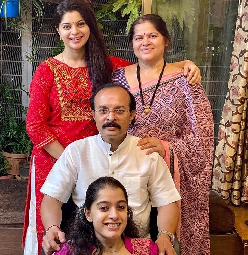 Sneha Wagh con sus padres y su hermana