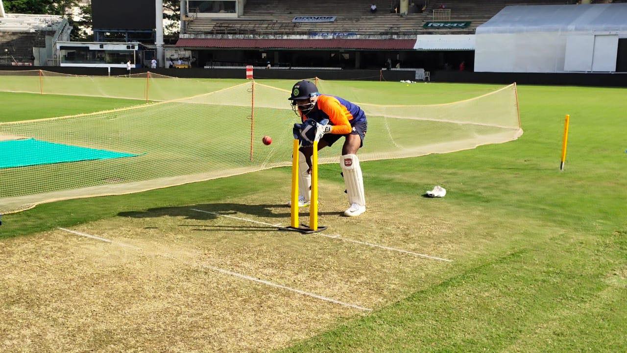 Srikar Bharat practicando wicketkeeping