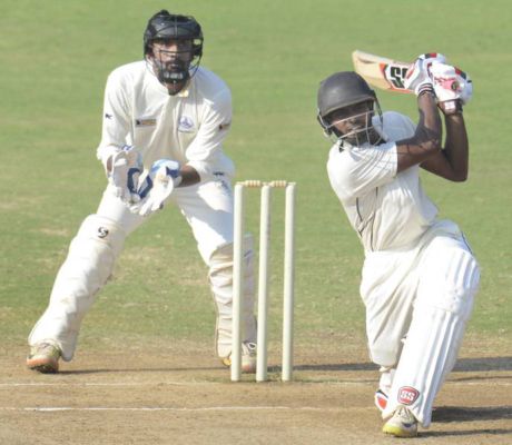 Srikar Bharat jugando un tiro tentador en un partido de Lista A