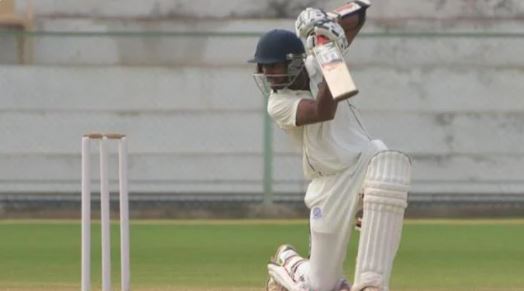 Srikar Bharat jugando un tiro jugando para India 'A'