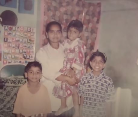 Srikar Bharat (izq.) Con su madre y su hermana 