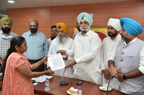 Sukhjinder Singh Randhawa en su oficina