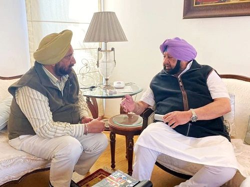 Sukhjinder Singh Randhawa con el Capit&aacute;n Amarinder Singh