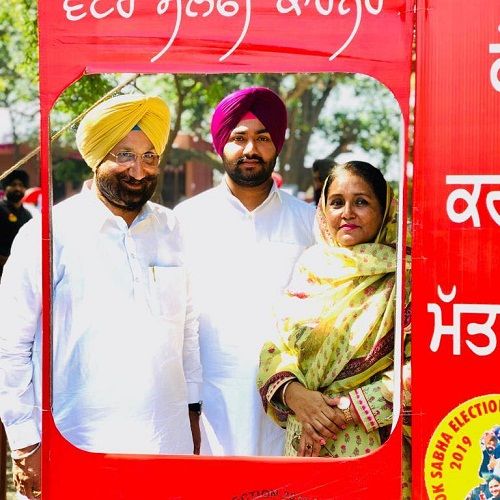 Sukhjinder Singh Randhawa con su esposa e hijo