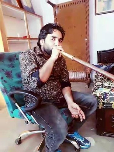 Tillu Tajpuria fumando Hukka