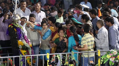 Trupti Desai en el templo de Shani Shingnapur