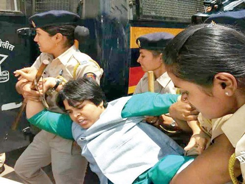 Trupti Desai siendo arrestado