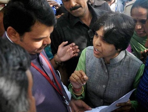 Trupti Desai en conversaci&oacute;n con el ex CM de Maharashtra Devendra Fadnavis