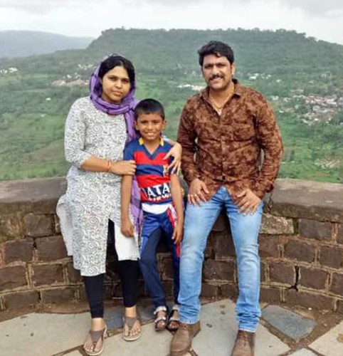 Trupti Desai con su esposo e hijo