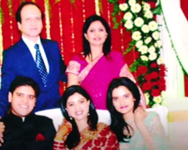 Usha Sangwan con su esposo, hijos y nuera