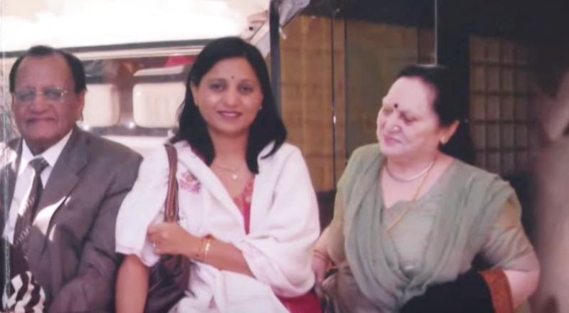 Usha Sangwan con sus padres