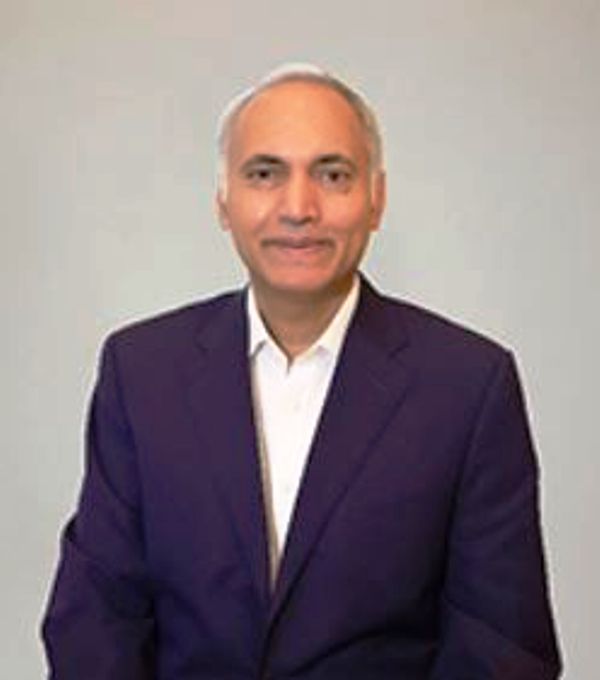 El hermano de Usha Sangwan, Deepak