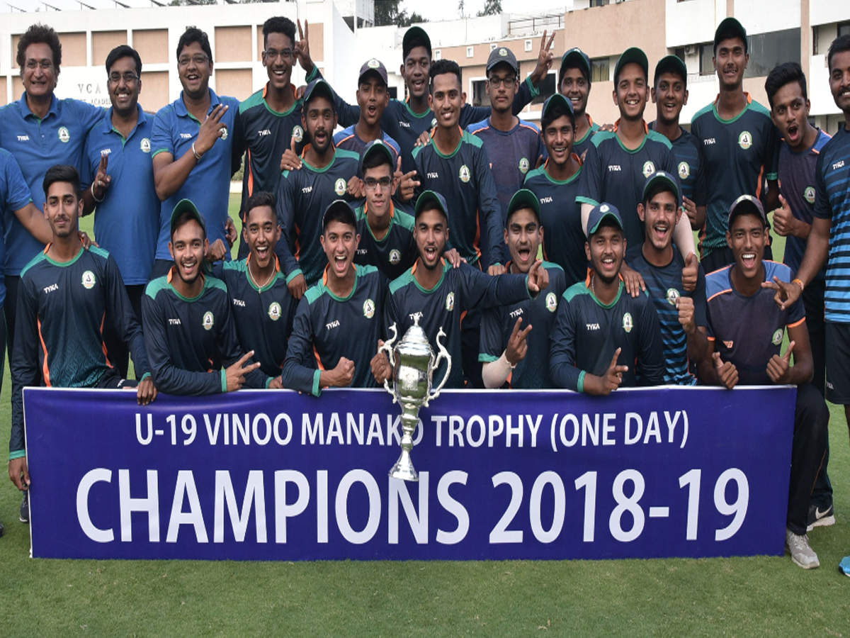 El equipo de Vidarbha posa tras ganar el Trofeo Vinoo Mankad 2018