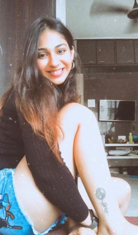 Vidhi Pandya con su tatuaje en la pierna derecha