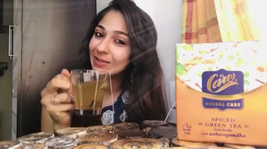 Vidhi Pandya mientras promociona un producto comercial en su cuenta de Instagram.
