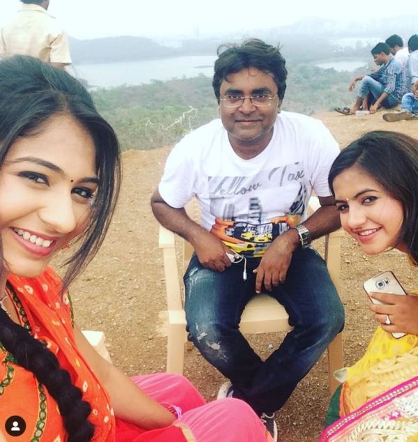 Vidhi Pandya mientras se toma una selfie con el director de Udaan Pawan Kumar
