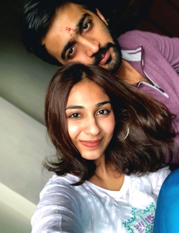 Vidhi Pandya con su hermano