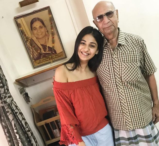 Vidhi Pandya con su abuelo