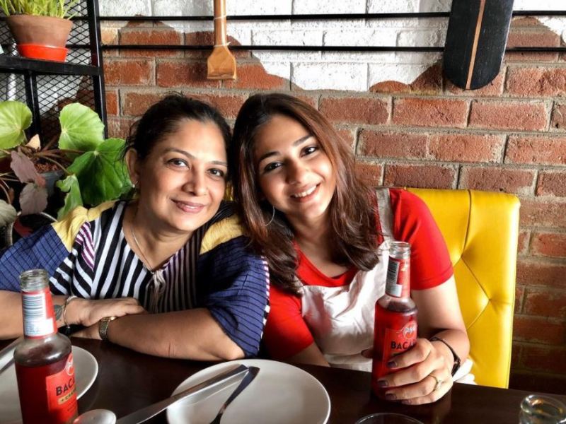 Vidhi Pandya con su madre
