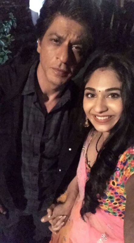 Momento de fan de Vidhi Pandya con Shah Rukh Khan