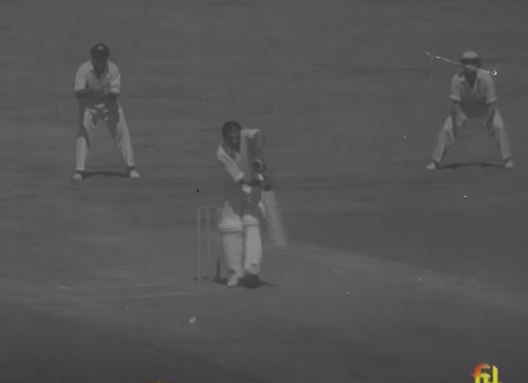 Vinoo Mankad bateando como bateador de apertura contra Australia en su tierra natal