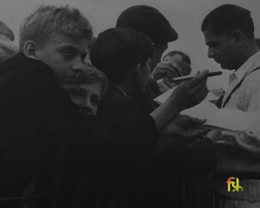 Vinoo Mankad dando aut&oacute;grafos a sus fans
