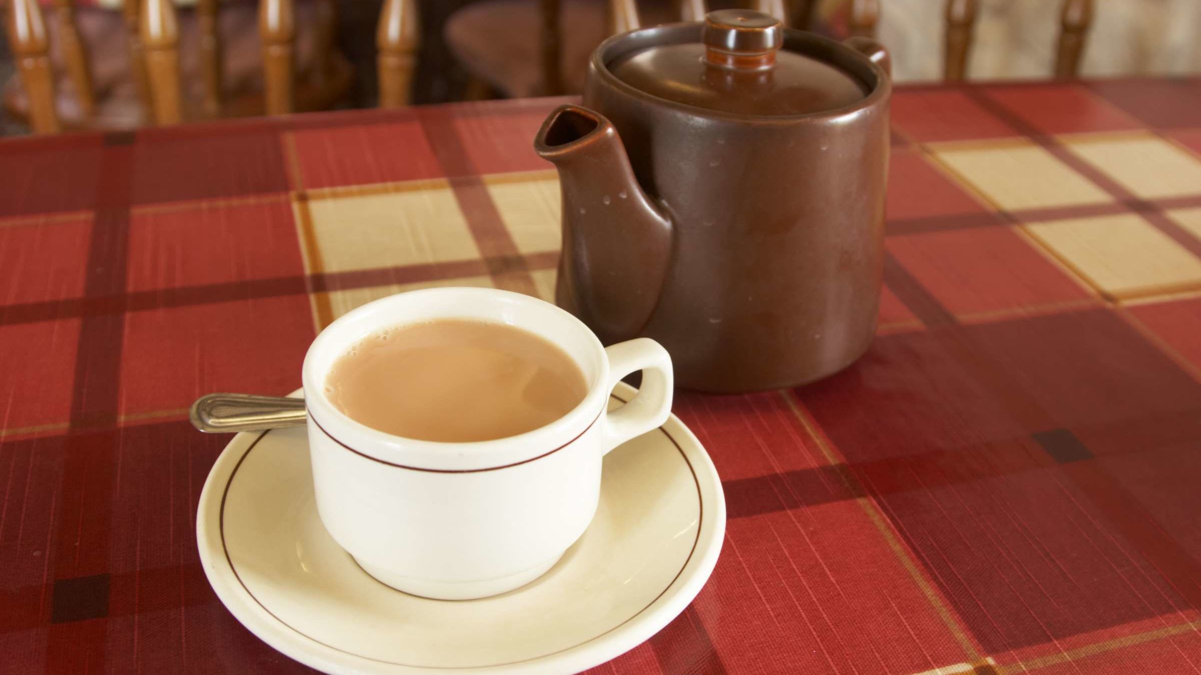 La razón histórica por la que los británicos ponen leche en su té
