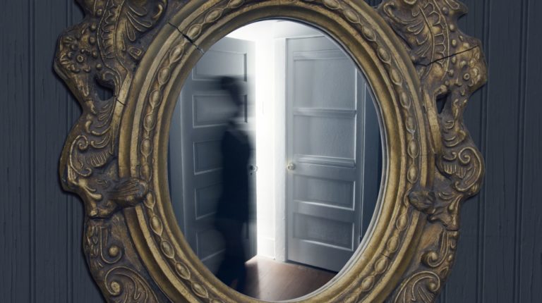 Bloody Mary: Por qué creemos que vemos fantasmas en los espejos