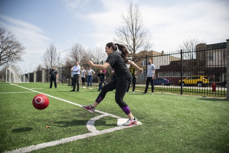 Completa más de 500 nombres de equipos de kickball que son geniales, divertidos, buenos e inteligentes. nombres de equipos de kickball
