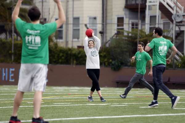 Completa más de 500 nombres de equipos de kickball que son geniales, divertidos, buenos e inteligentes. buenos nombres de kickball para tu equipo