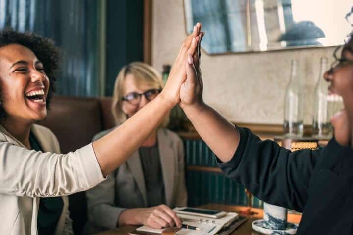Más de 400 nombres de equipos de trivia limpios, divertidos e inteligentes Nombres de equipos divertidos de trivia