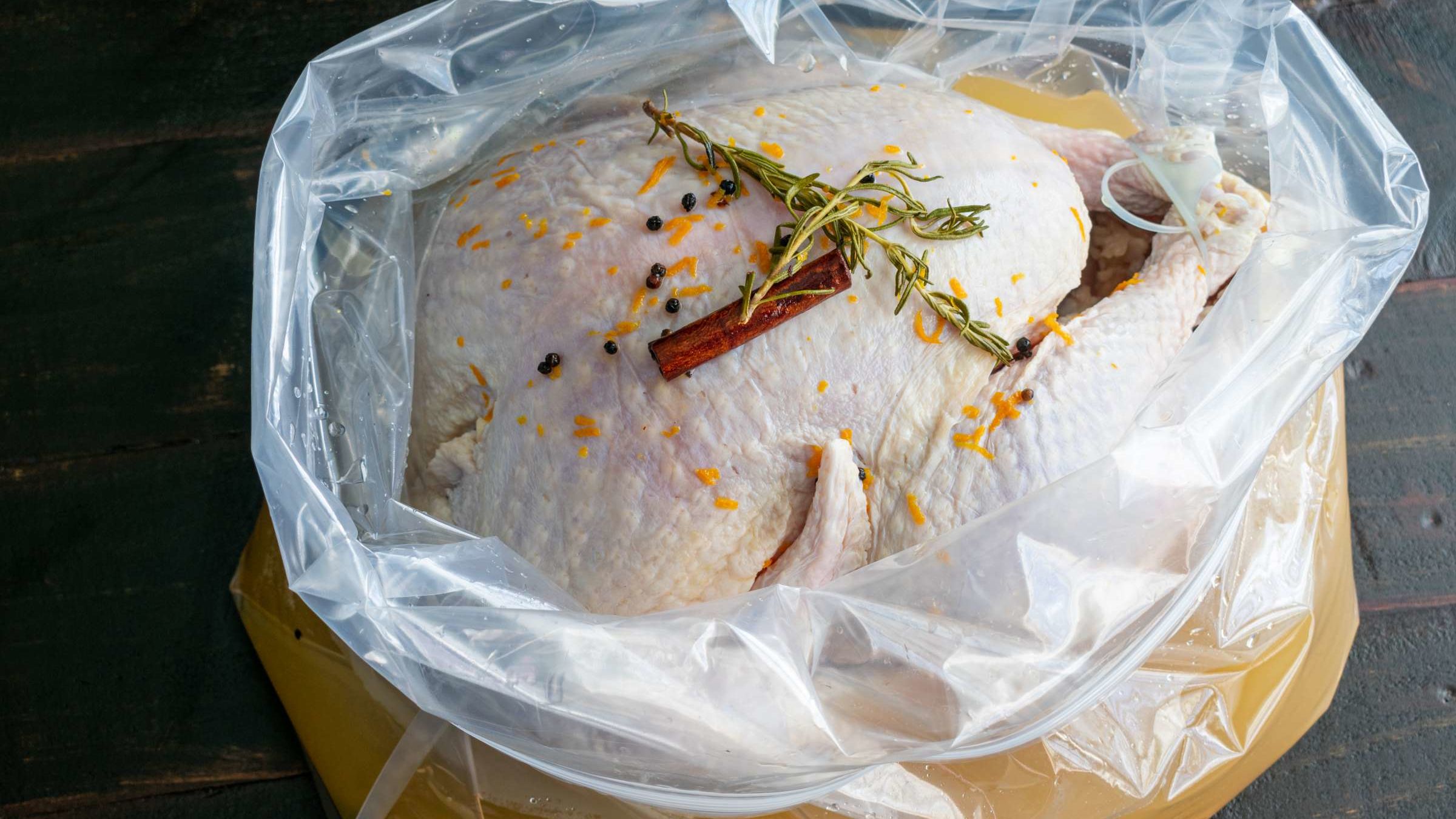 ¿Cuánto tiempo se debe poner en salmuera el pavo de Acción de Gracias?